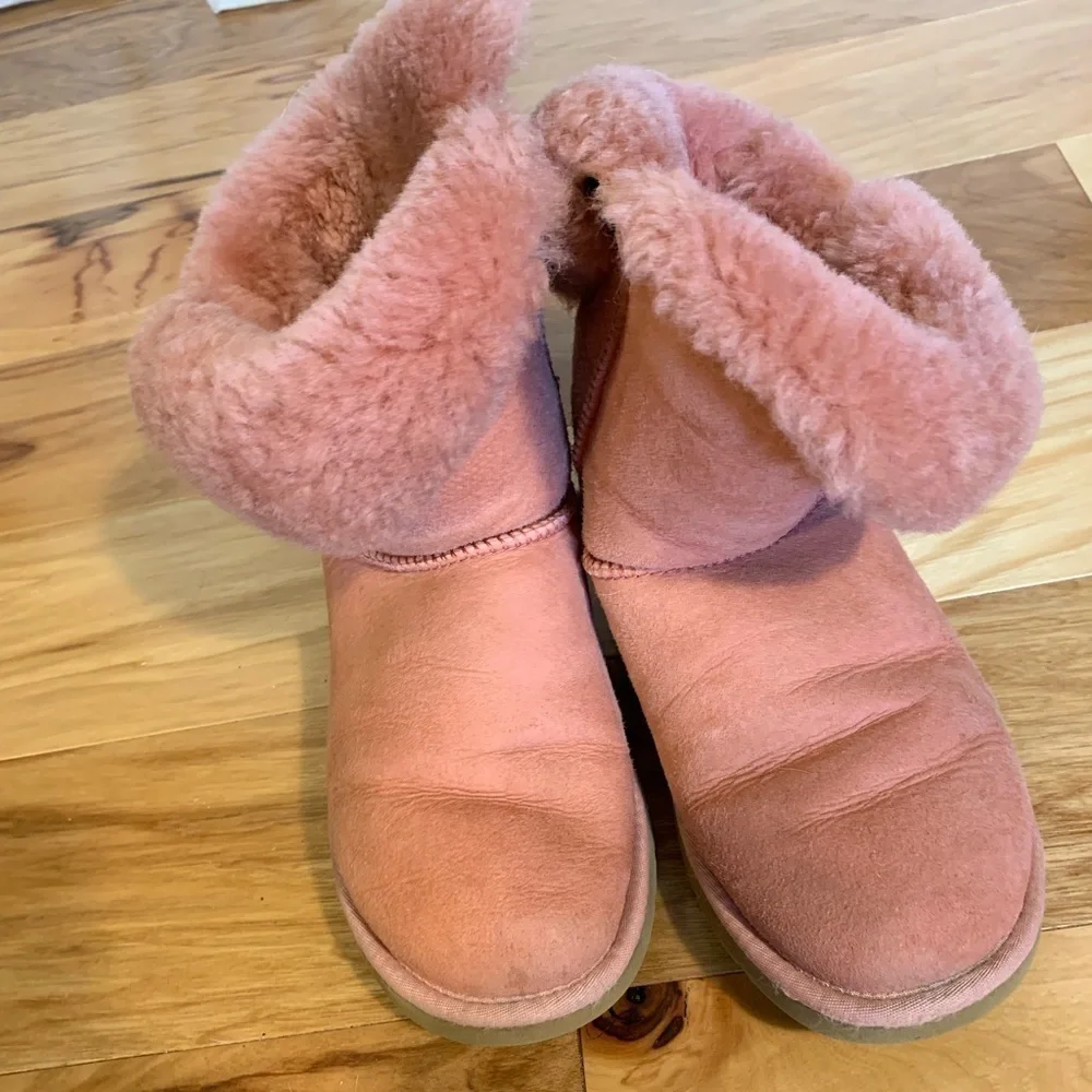 Ugg Bailey button boot in dusty pink, size 6